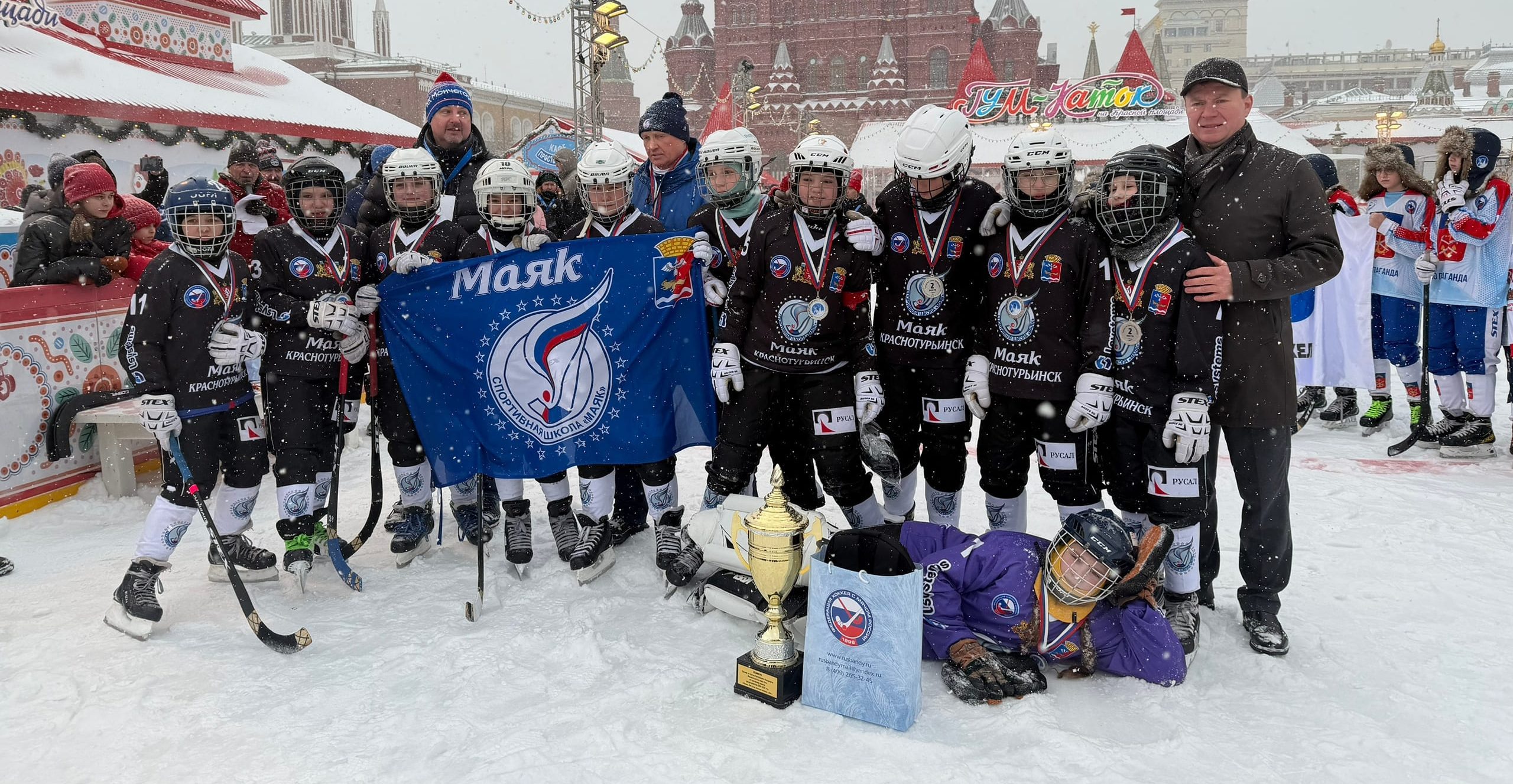 Команда «Маяк» из Краснотурьинска. Девочки. Хоккей с мячом.