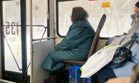 Пенсионерка едет в транспорте