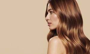 девушка с локонами смотрит вдаль