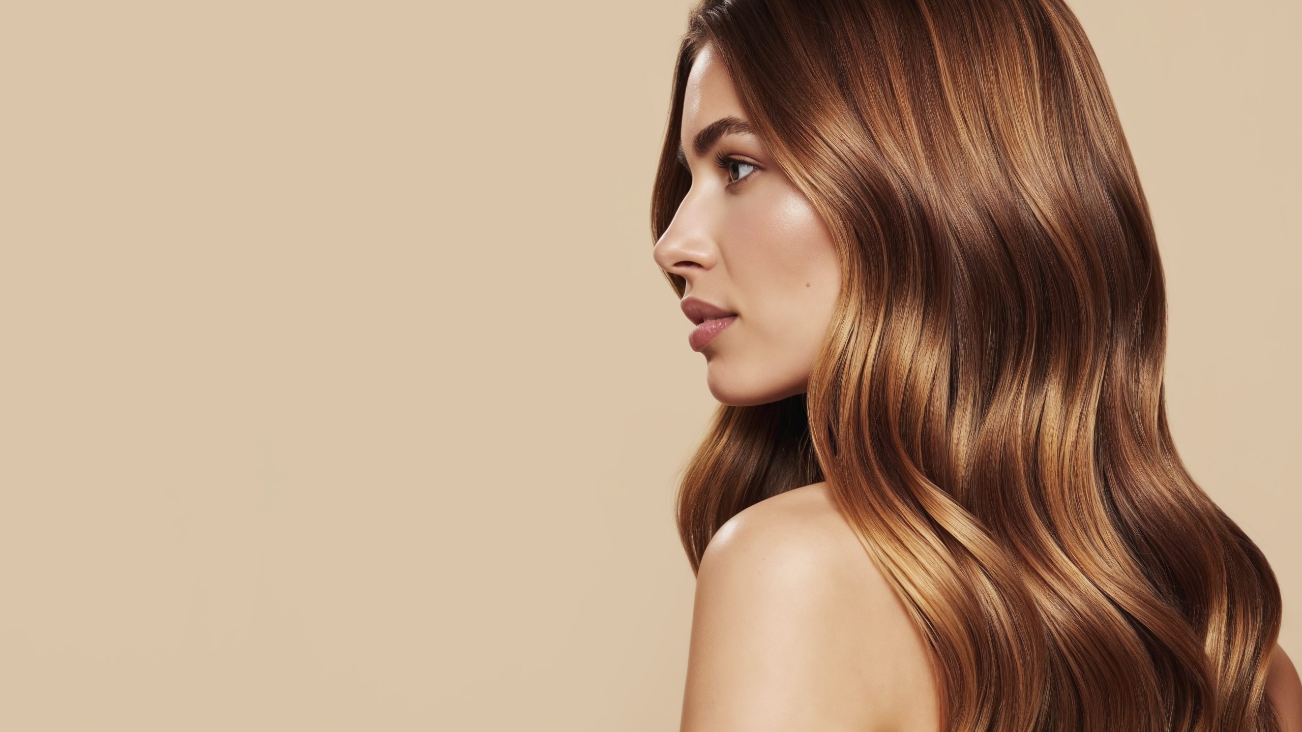 девушка с локонами смотрит вдаль