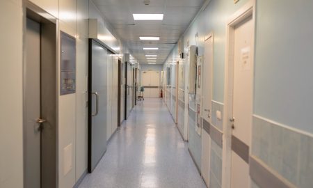 Пустой больничный коридор