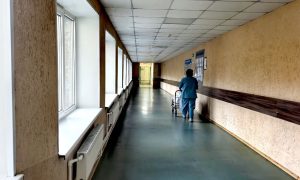 Женщина идет по больнице