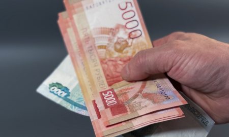 деньги в руках