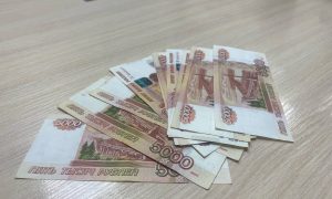 Деньги лежат на столе
