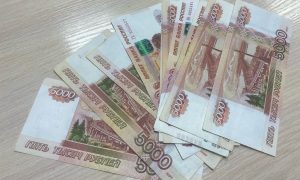 Деньги лежат на столе