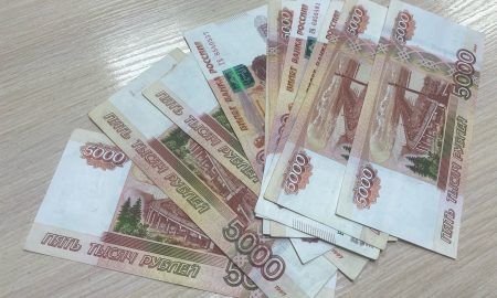 Деньги лежат на столе