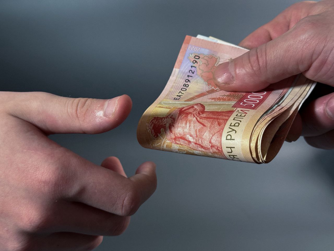 Человек передает деньги