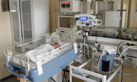 новорожденный в боксе