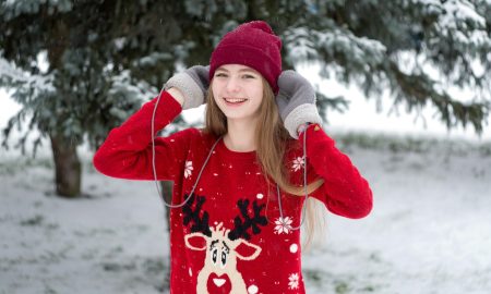 Девушка в яркой одежде на улице