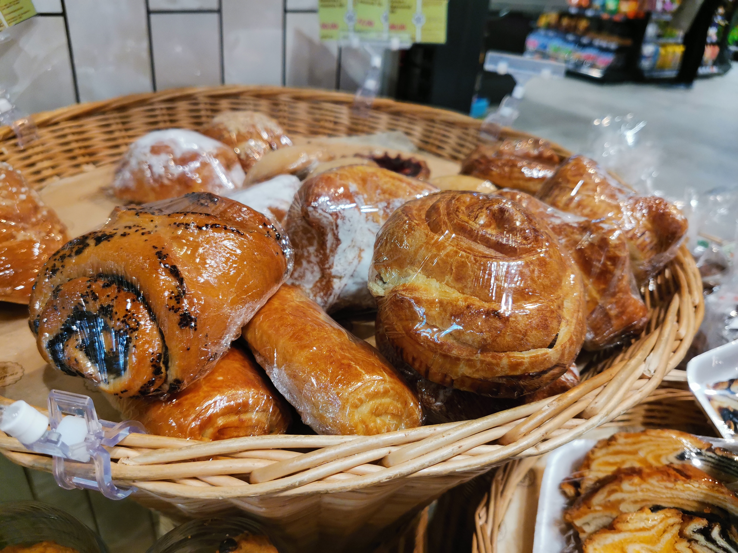 Выпечка лежит в чаше