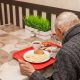Пожилой мужчина ест