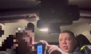 Водитель «дует в трубочку»