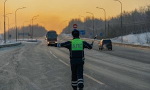 Сотрудник ГАИ на трассе