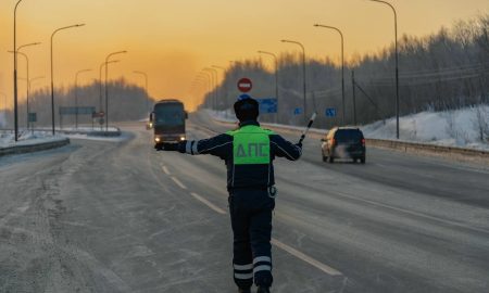 Сотрудник ГАИ на трассе