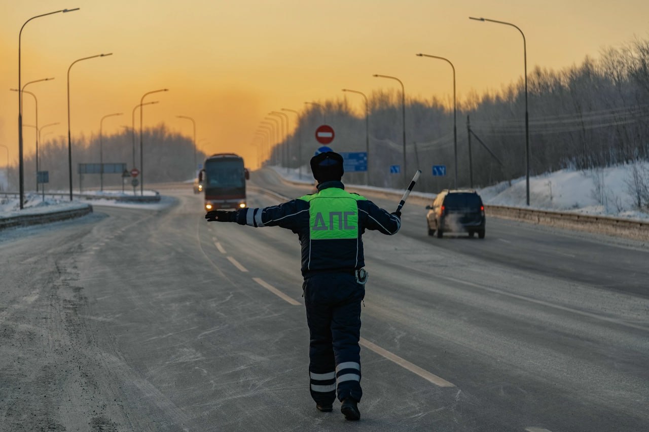 Сотрудник ГАИ на трассе