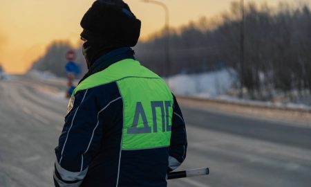 Сотрудник ДПС на дороге