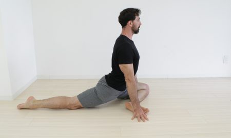 Мужчина занимается стретчингом