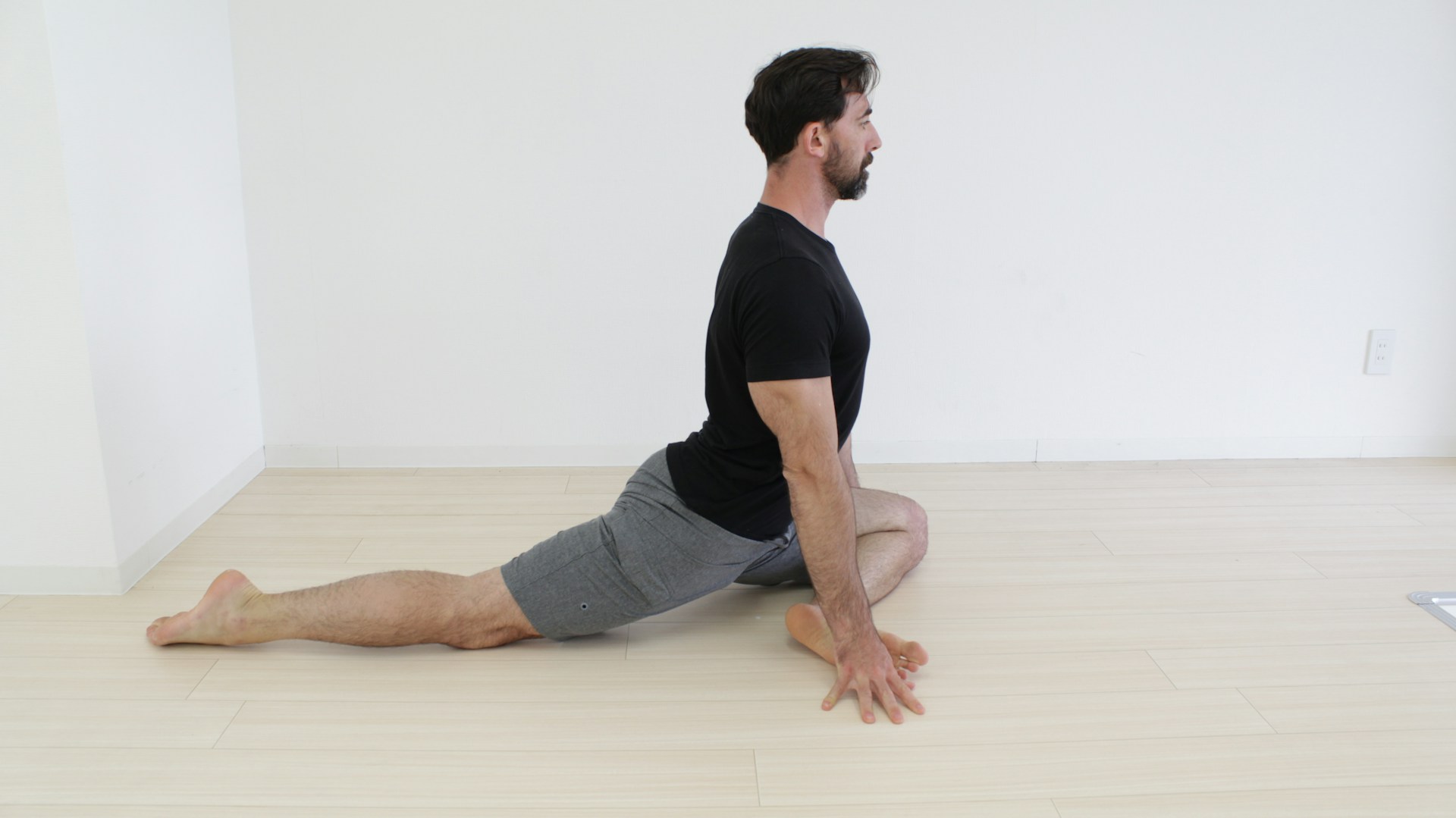 Мужчина занимается стретчингом