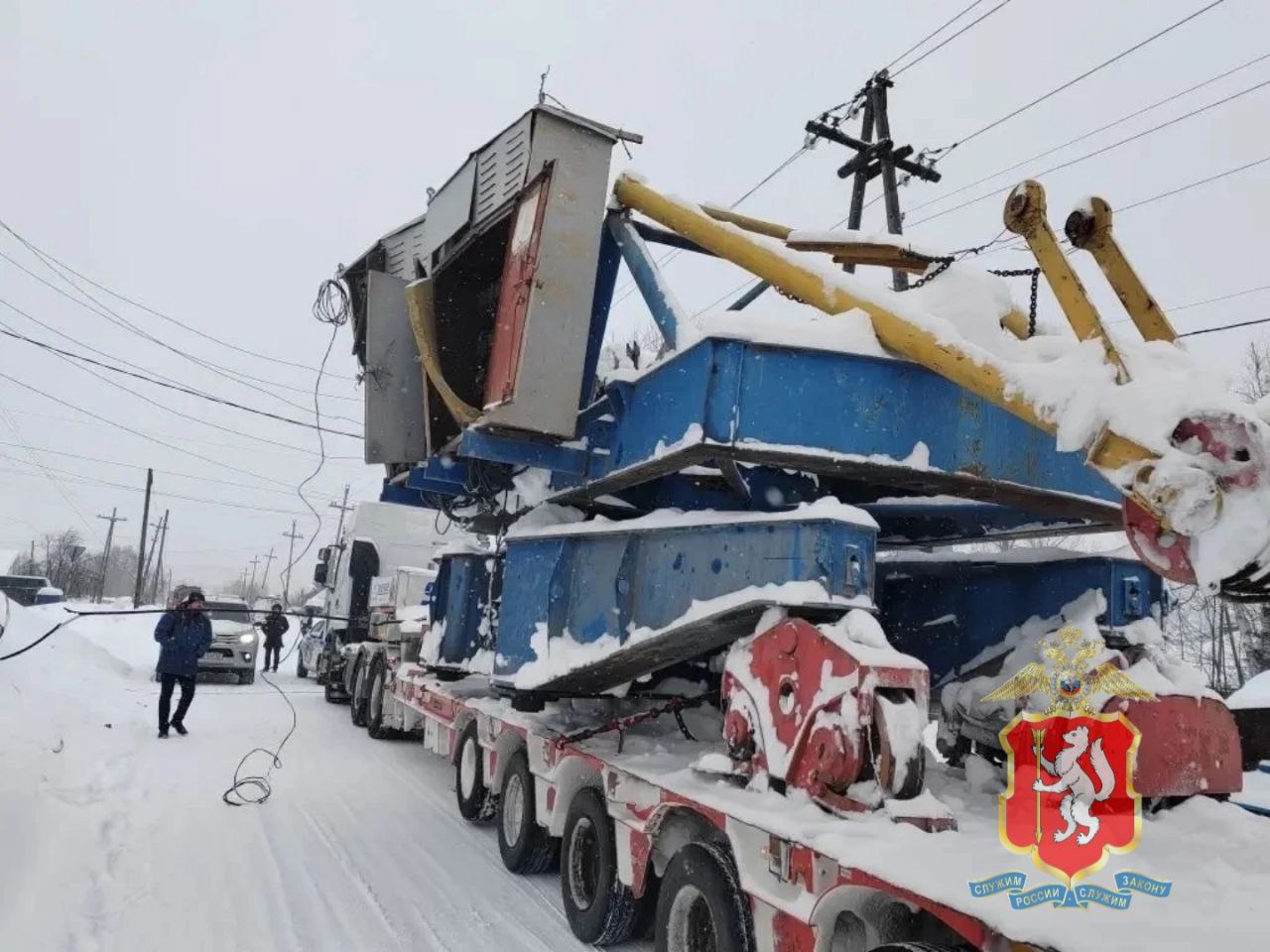 Грузовик оборвал провода