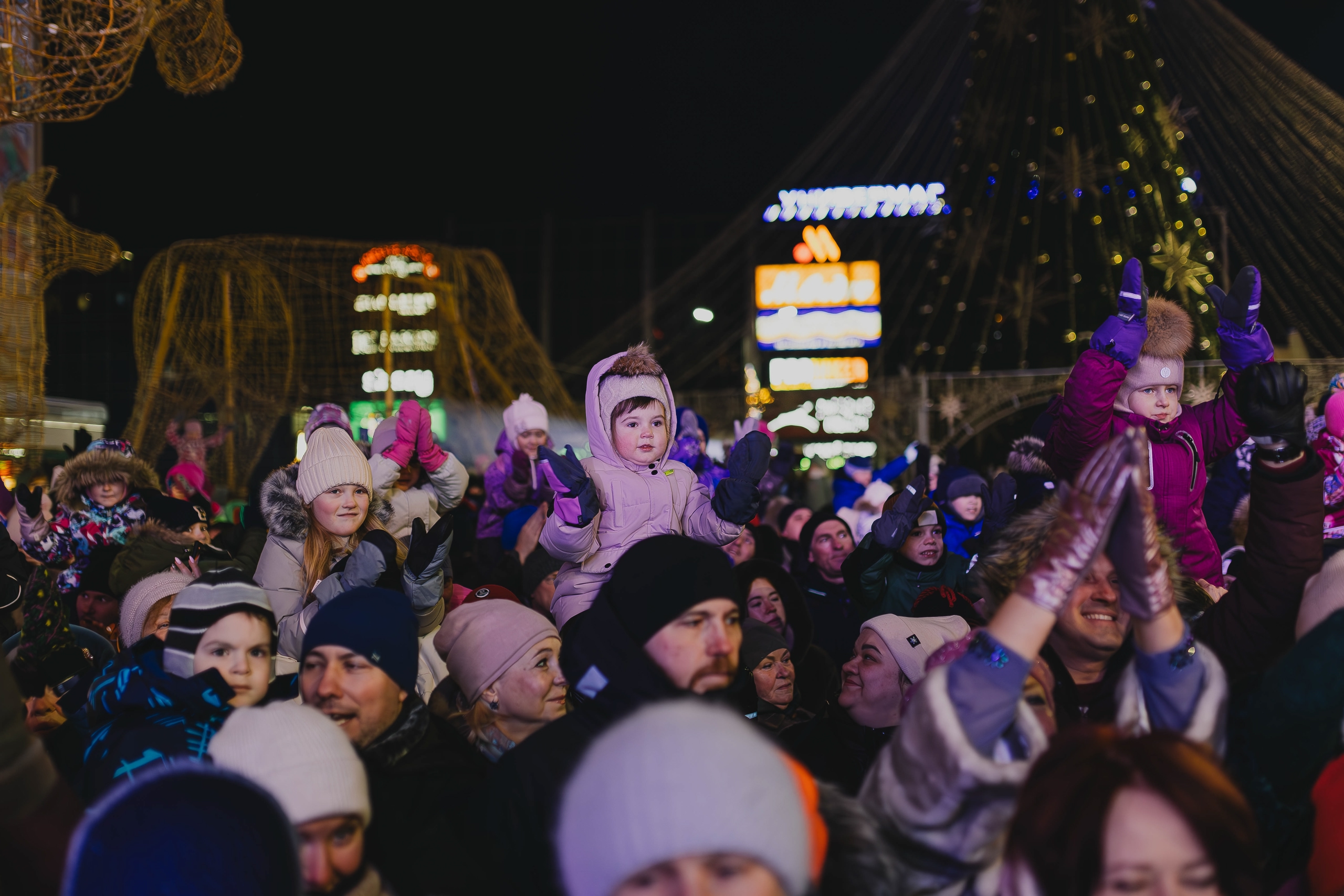 Маленькие дети на празднике