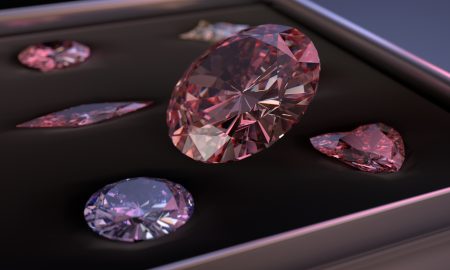 лежит драгоценный камень