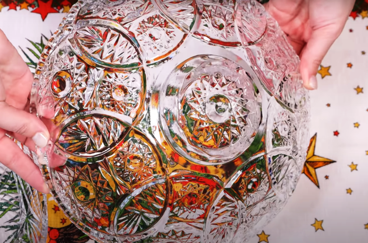 хрусталь сверкает гранями