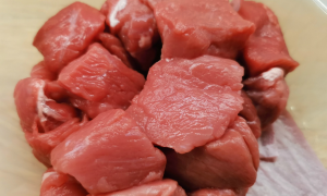 Нарезанные куски мяса