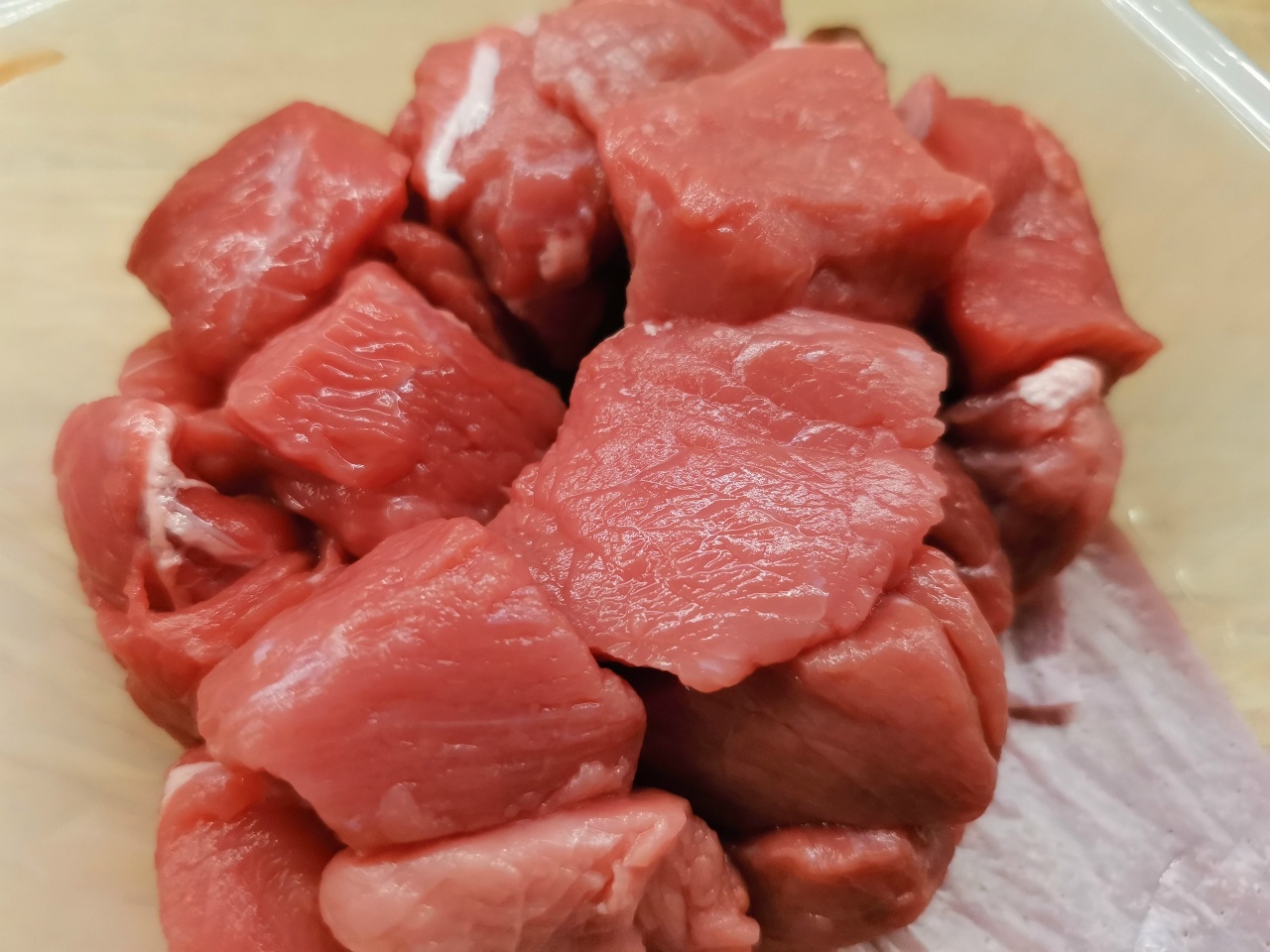 Нарезанные куски мяса