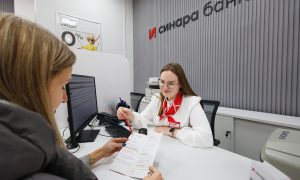 Сотрудник офиса банка "Синара"