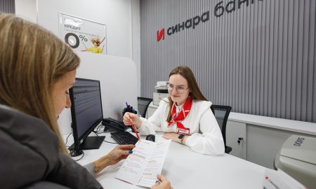 Сотрудник офиса банка "Синара"