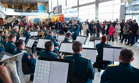 Выступление военного оркестра в аэропорту Кольцово 23 февраля 2026 года