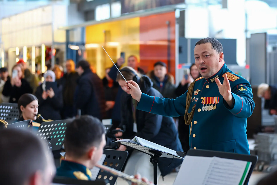 Выступление военного оркестра в аэропорту Кольцово 23 февраля 2026 года