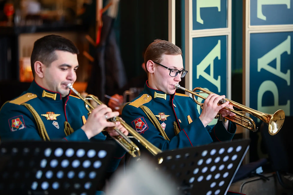 Выступление военного оркестра в аэропорту Кольцово 23 февраля 2026 года
