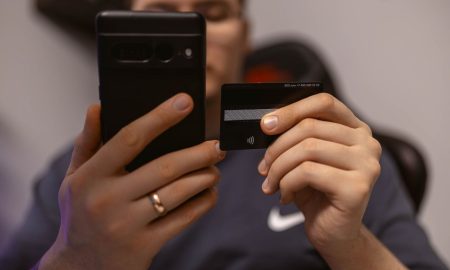 Мужчина держит карту