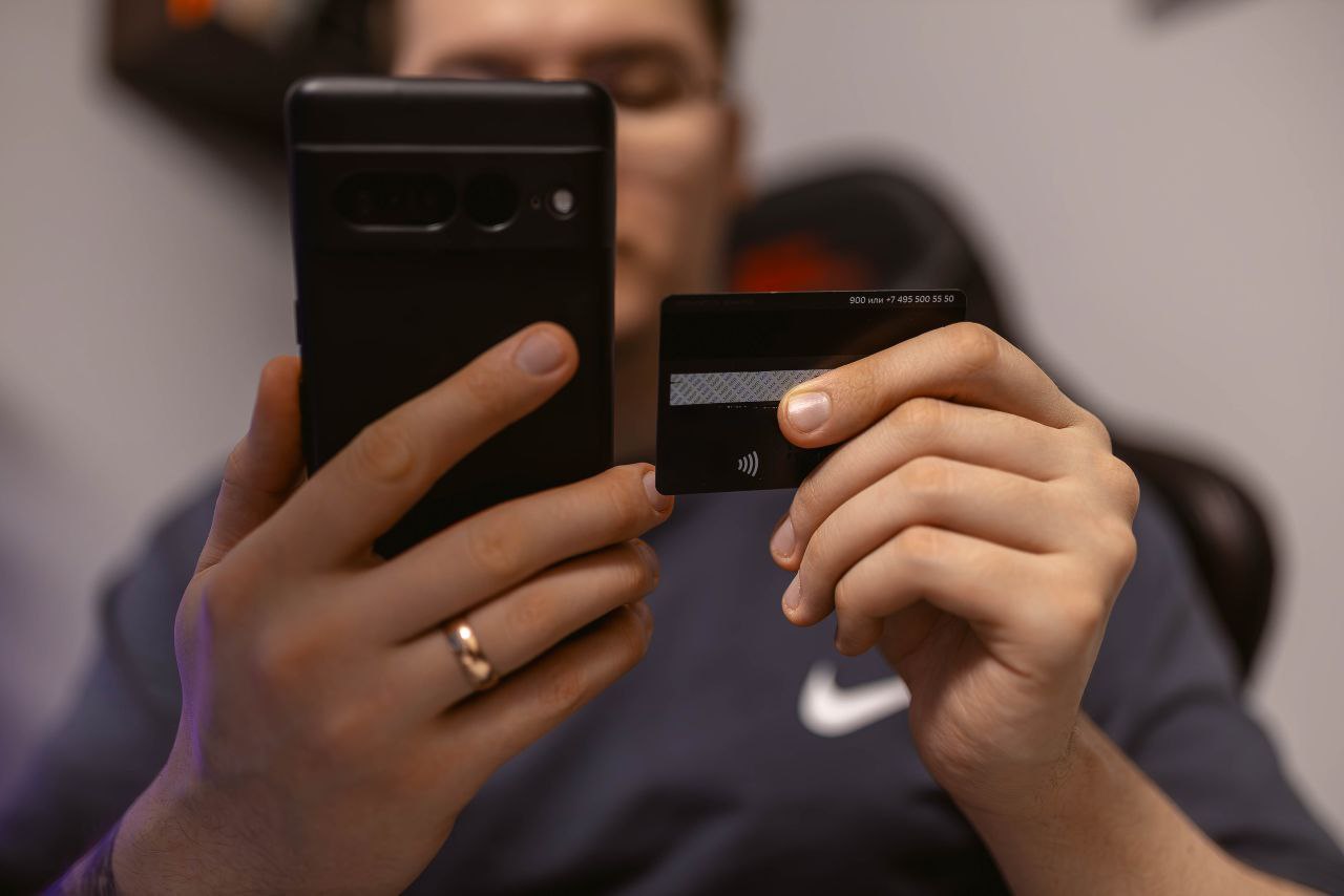 Мужчина держит карту