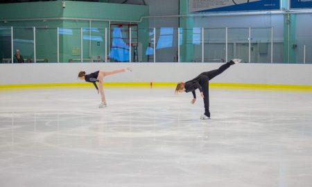 Люди катаются на коньках