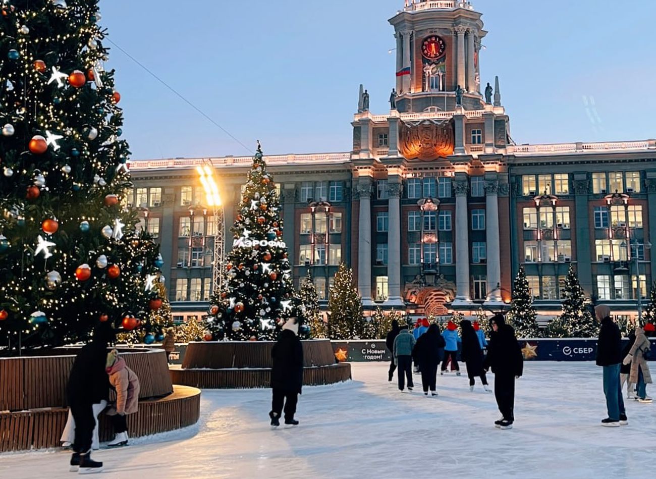 Посетители катка на площади 1905 года