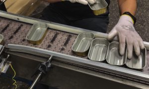 Мужчина работает на заводе