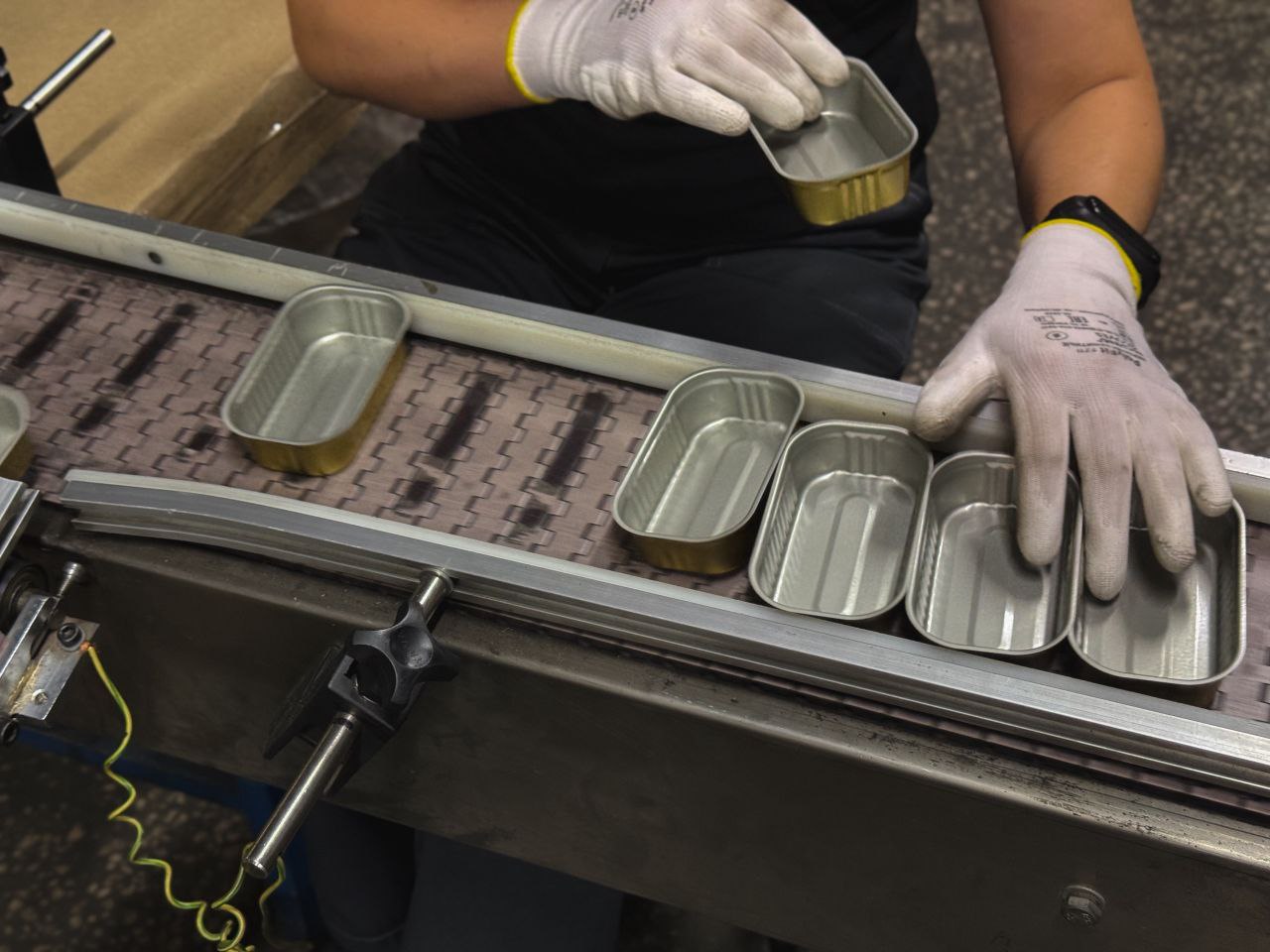 Мужчина работает на заводе