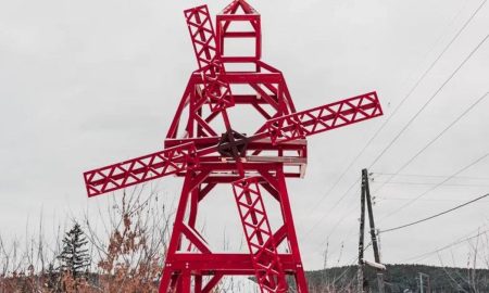 Эта красная мельница явно соберет много лайков