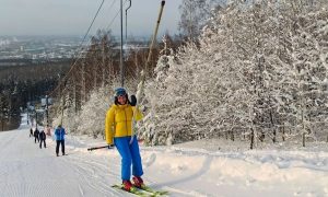 Человек едет на подъемнике
