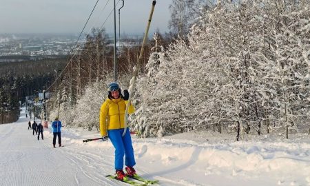 Человек едет на подъемнике