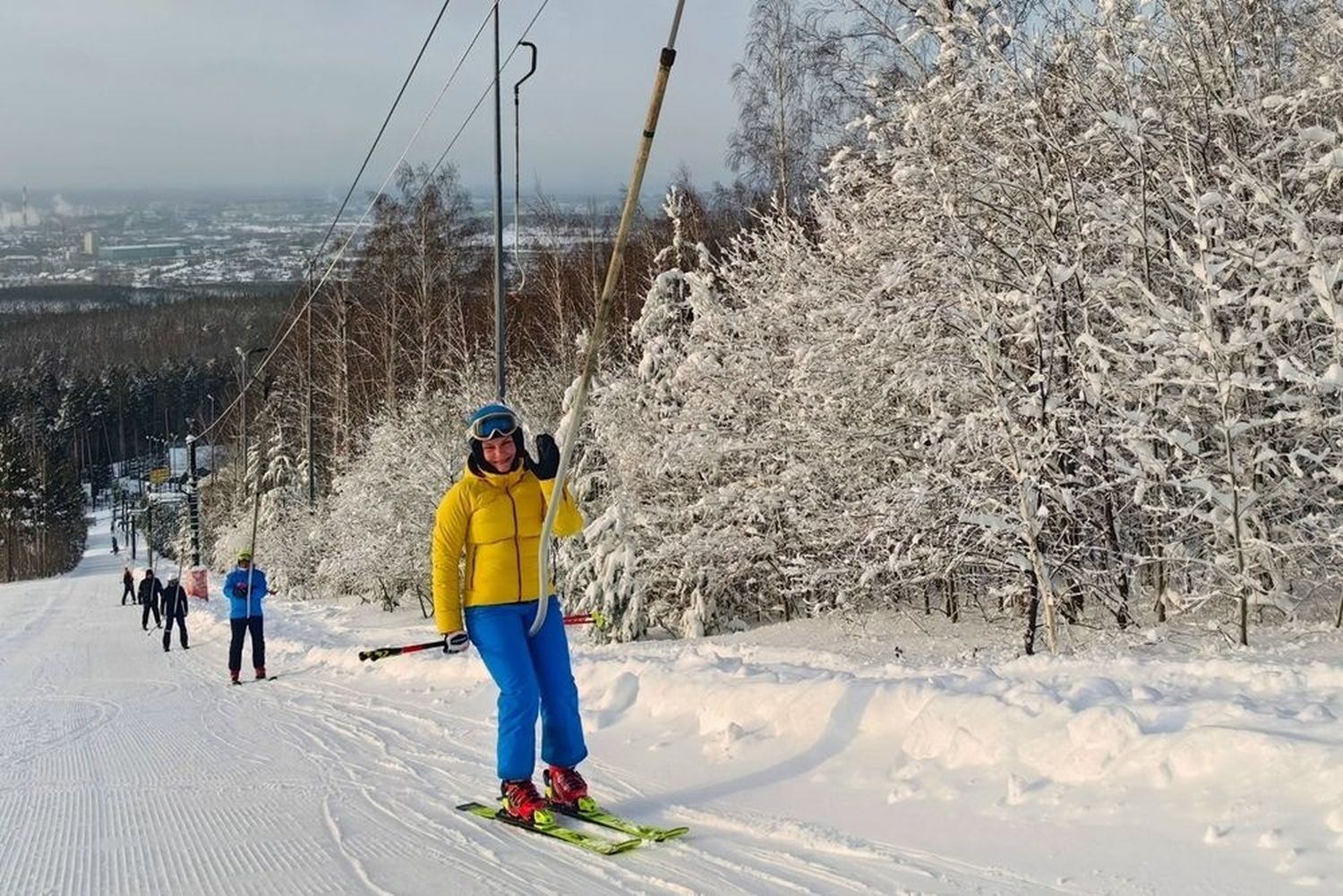 Человек едет на подъемнике