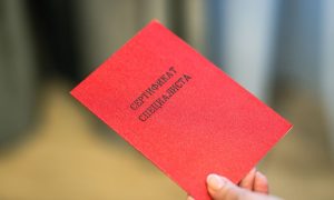 Девушка держит сертификат специалиста