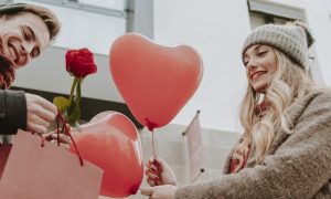 парень дарит девушке подарок 14 февраля