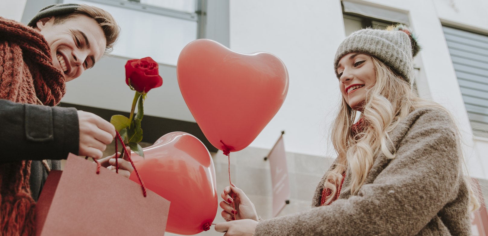 парень дарит девушке подарок 14 февраля