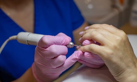 Мастер делает маникюр