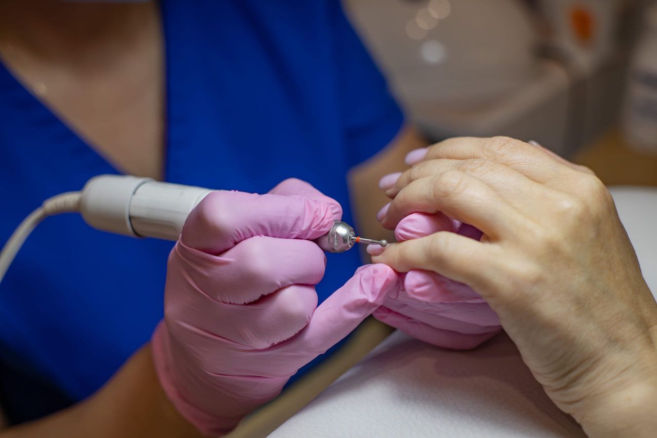 Мастер делает маникюр