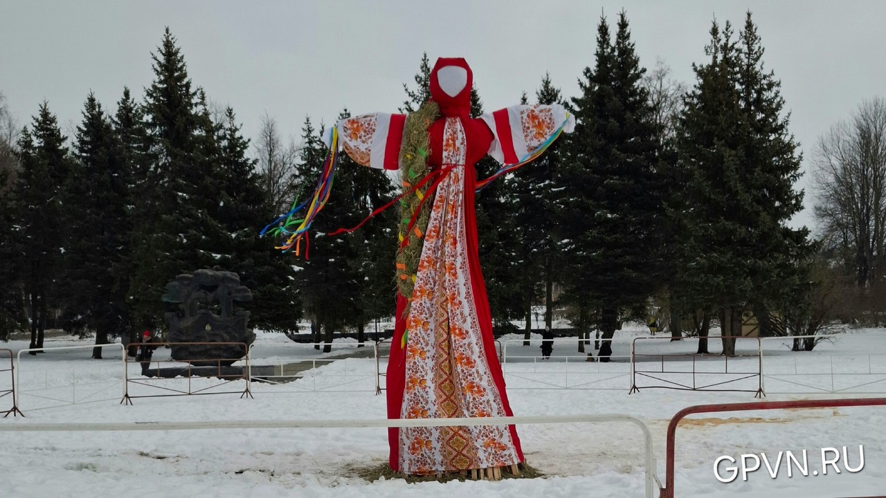 Чучело Масленицы в сарафане