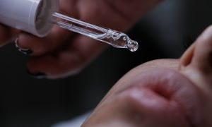 Нанесение уходового средства на лицо